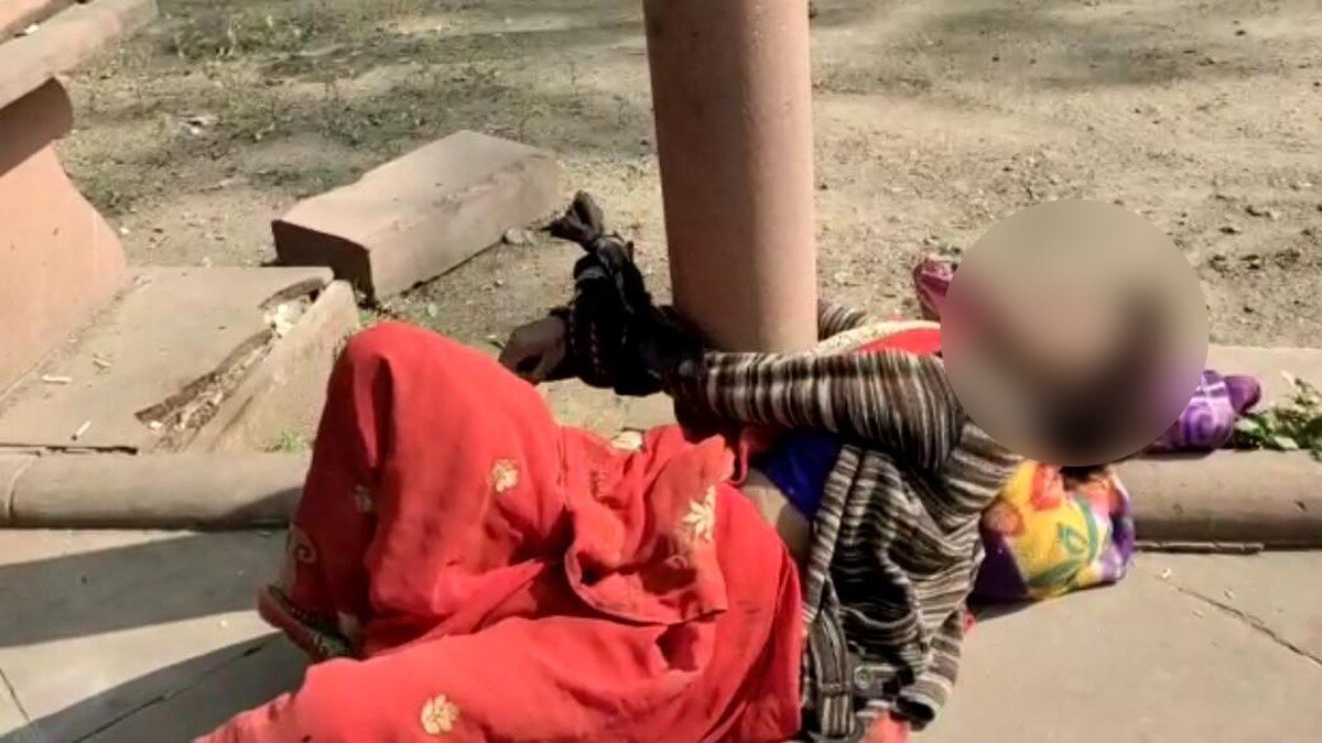 मानसिक विक्षिप्त महिला को कुछ लोगों ने खंभे से बांधा (फोटो आजतक)