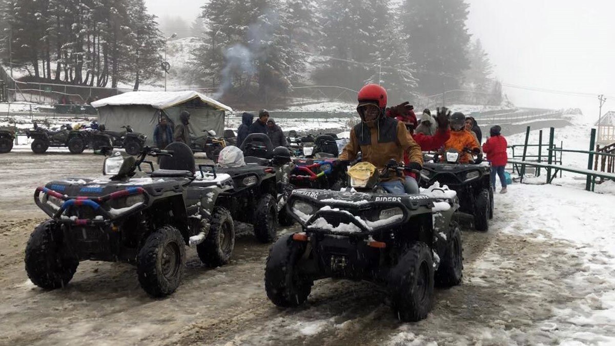 जम्मू-कश्मीर में सीजन की पहली बर्फबारी (फोटो आजतक)