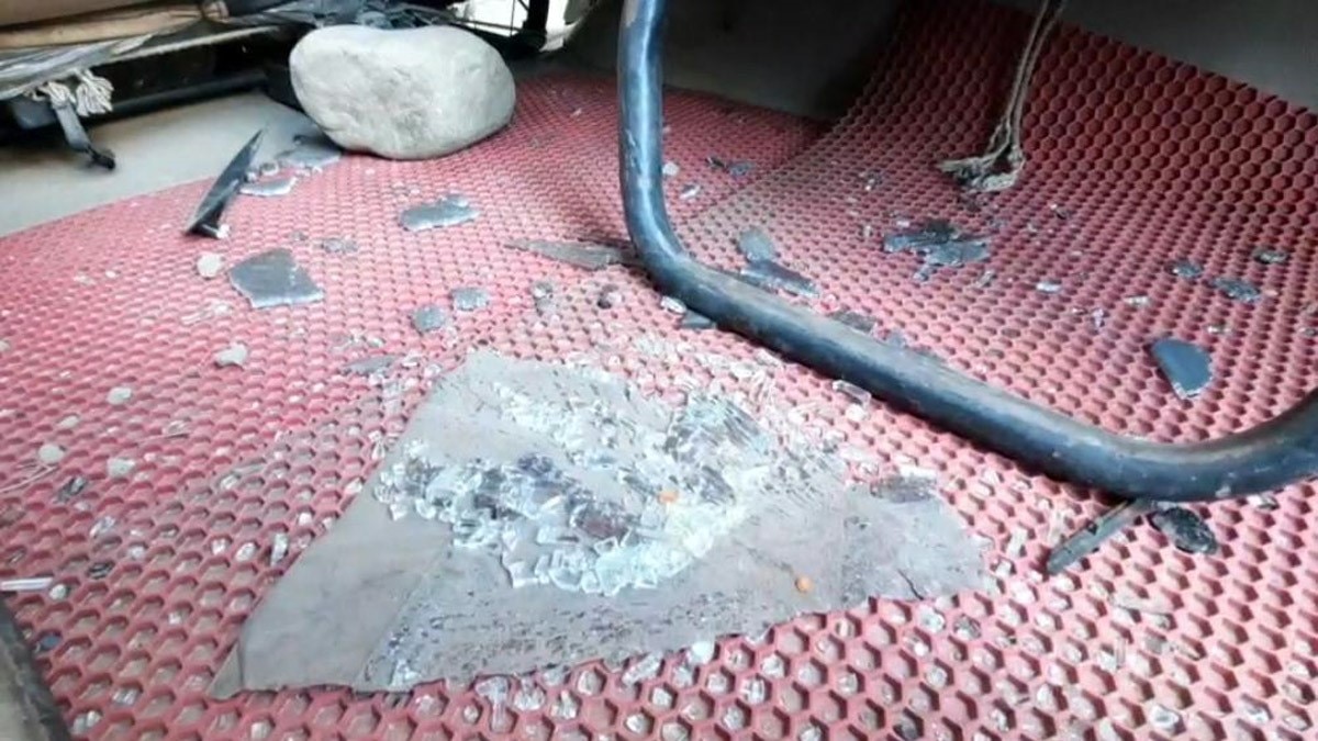 AIMIM की तीन गाड़ियों में तोड़फोड़ की गई (फोटो आजतक)