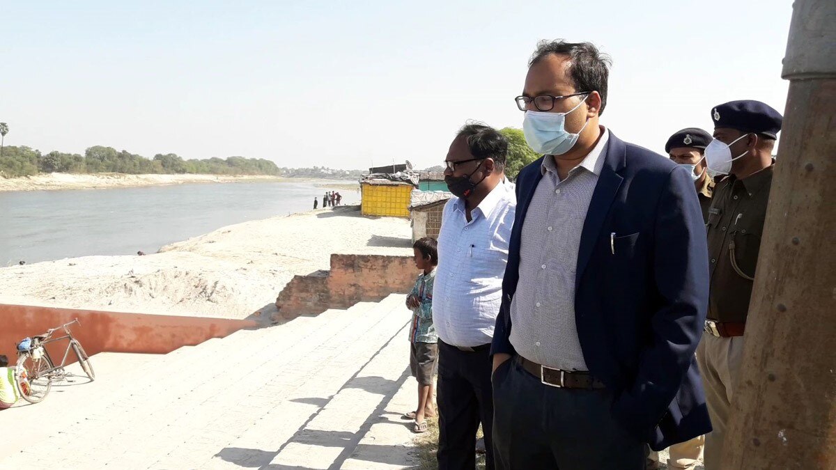 डीएम शशांक शुभंकर गंडक नदी के घाट पहुंचे (फोटो आजतक)