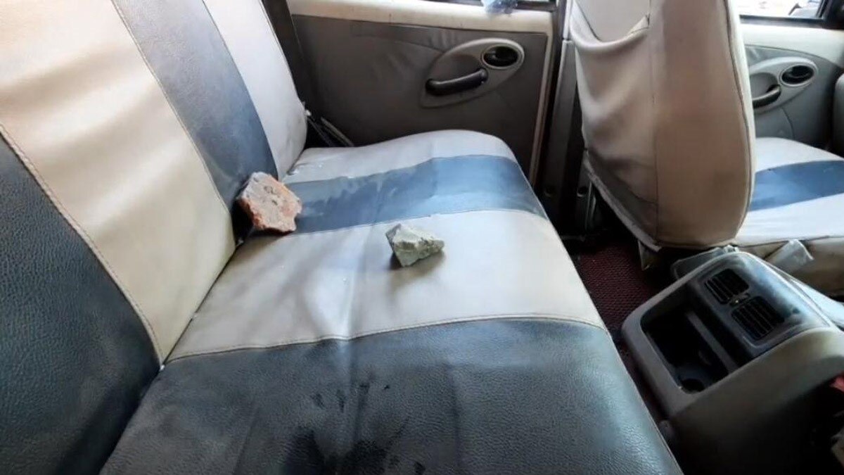  AIMIM की तीन गाड़ियों में तोड़फोड़ की गई (फोटो आजतक)