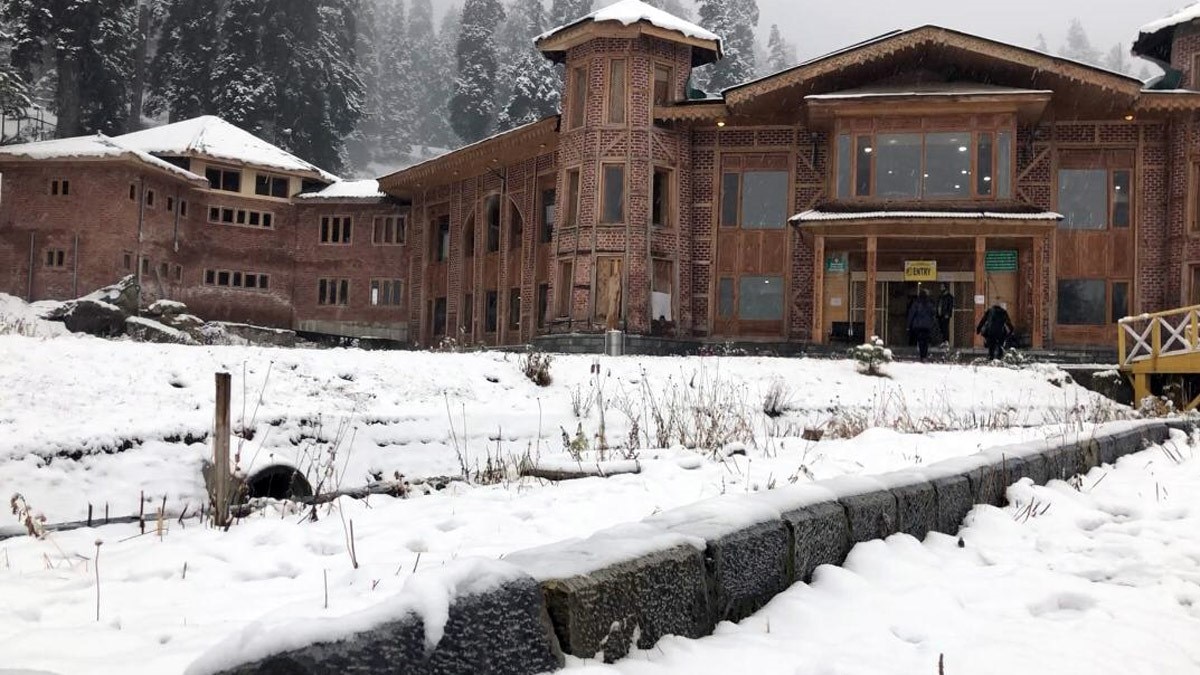 जम्मू-कश्मीर में सीजन की पहली बर्फबारी (फोटो आजतक)