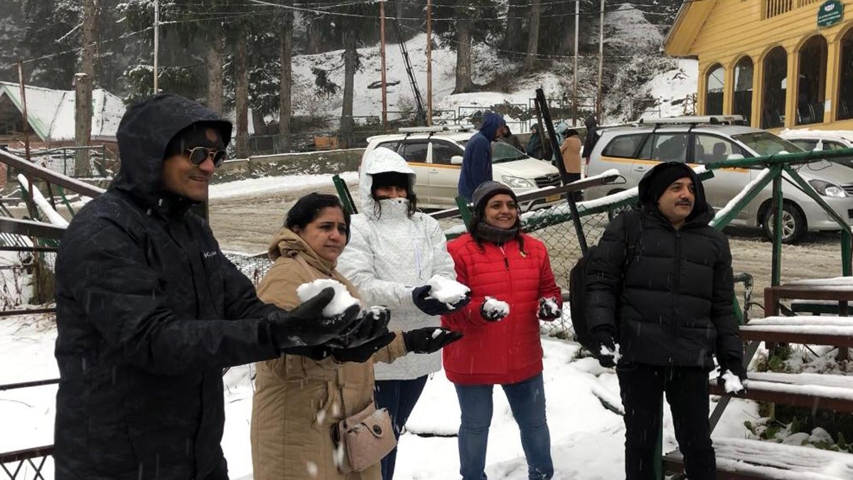 जम्मू-कश्मीर में सीजन की पहली बर्फबारी (फोटो आजतक)