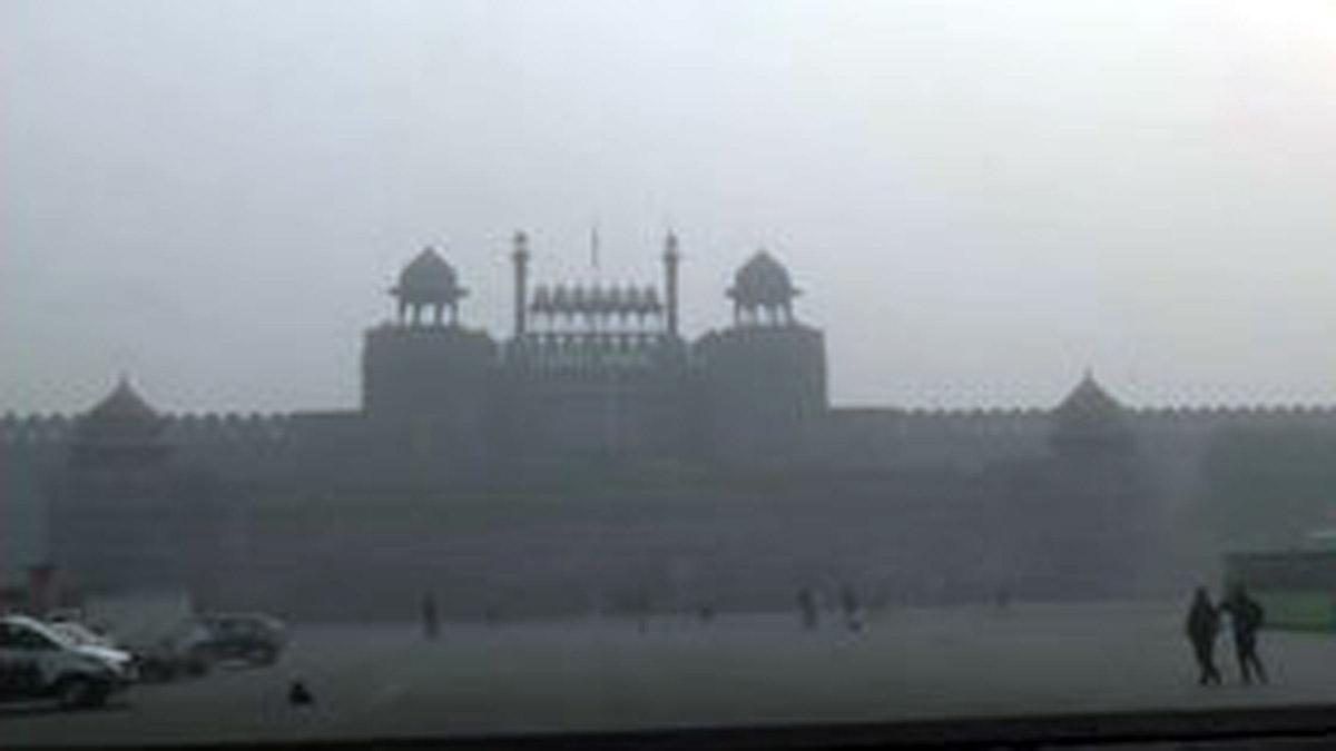 दिल्ली-एनसीआर में प्रदूषण गंभीर स्तर पर पहुंचा (फोटो आजतक)