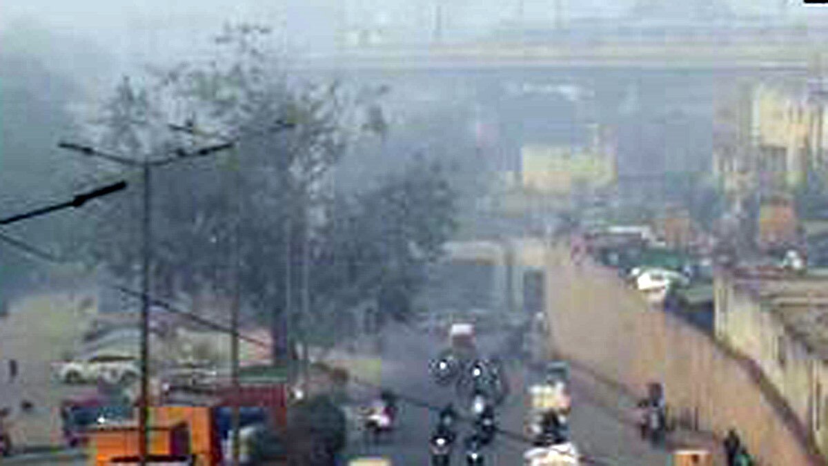 दिल्ली-एनसीआर में प्रदूषण गंभीर स्तर पर पहुंचा (फोटो आजतक)