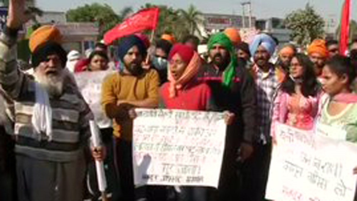 किसान और पुलिस के बीच हुई झड़प (फोटो ANI)