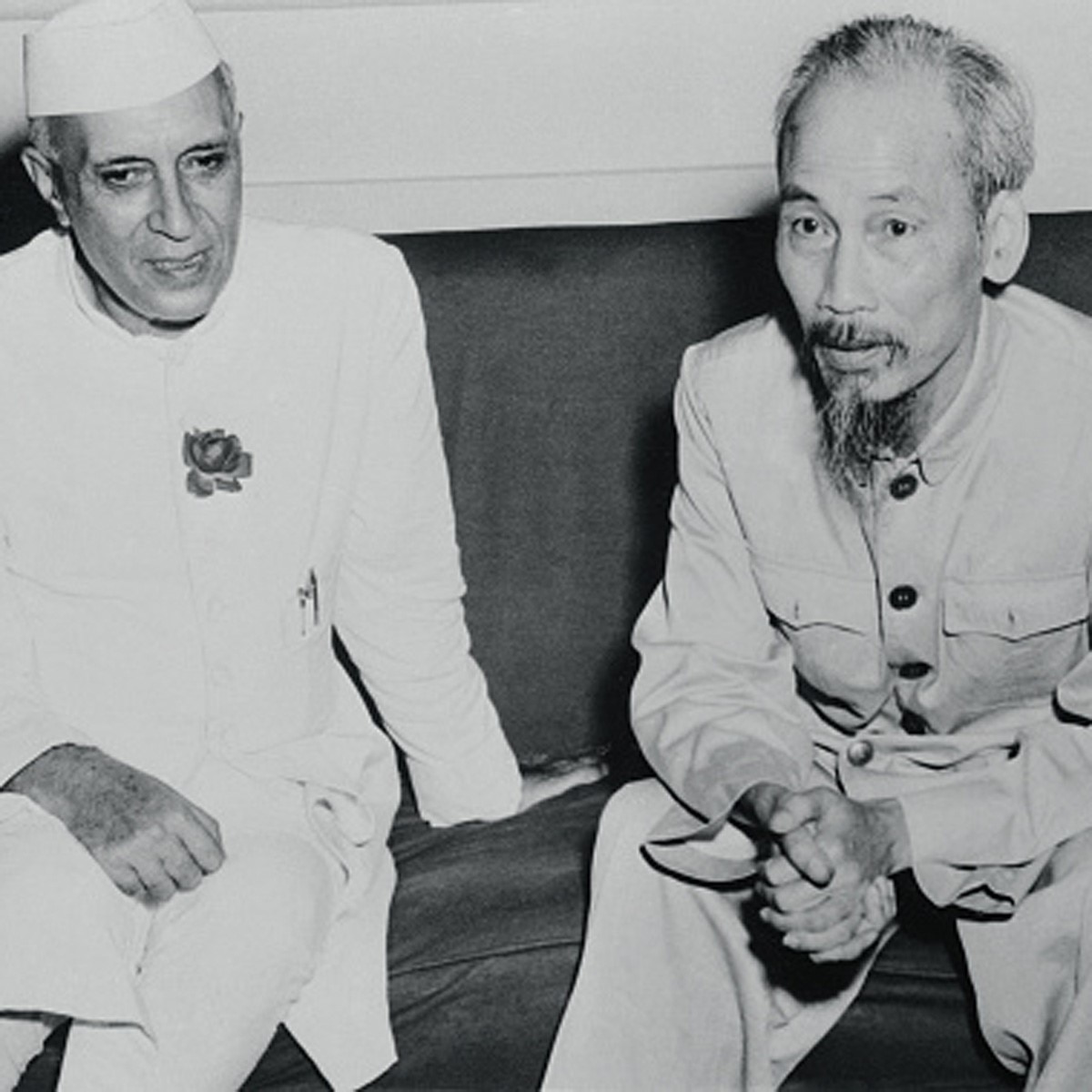1954 को हनोई में राष्ट्ररपति हो ची मिन्ह् के साथ प्रधानमंत्री जवाहरलाल नेहरू (GettyImages)