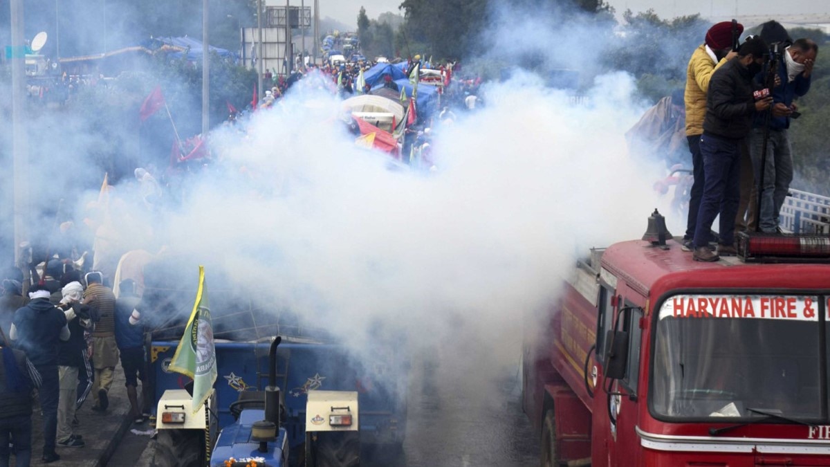 किसानों ने पुलिस पर हमला किया