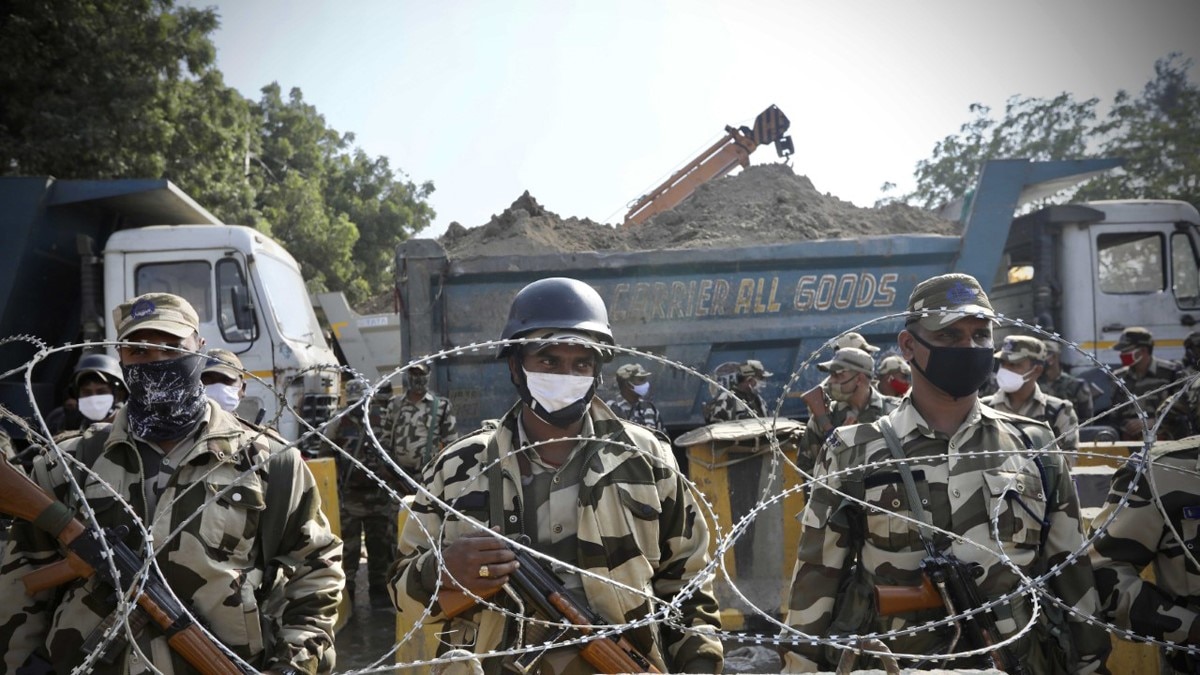 किसानों को रोकने के लिए पुलिस बल तैनात 