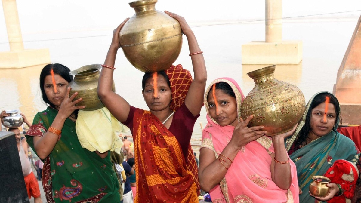 छठ पूजा के दौरान मास्क के उपयोग और सोशल डिस्टेंसिंग का कड़ाई से पालन कराया जायेगा (फाइल फोटो पीटीआई)