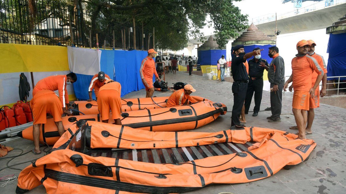 घाटों पर सुरक्षा व्यवस्था के पुख्ता इंतजाम (फोटो आजतक)