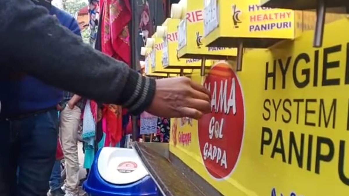 मशीन से खाएं गोलगप्पे (फोटो आजतक)