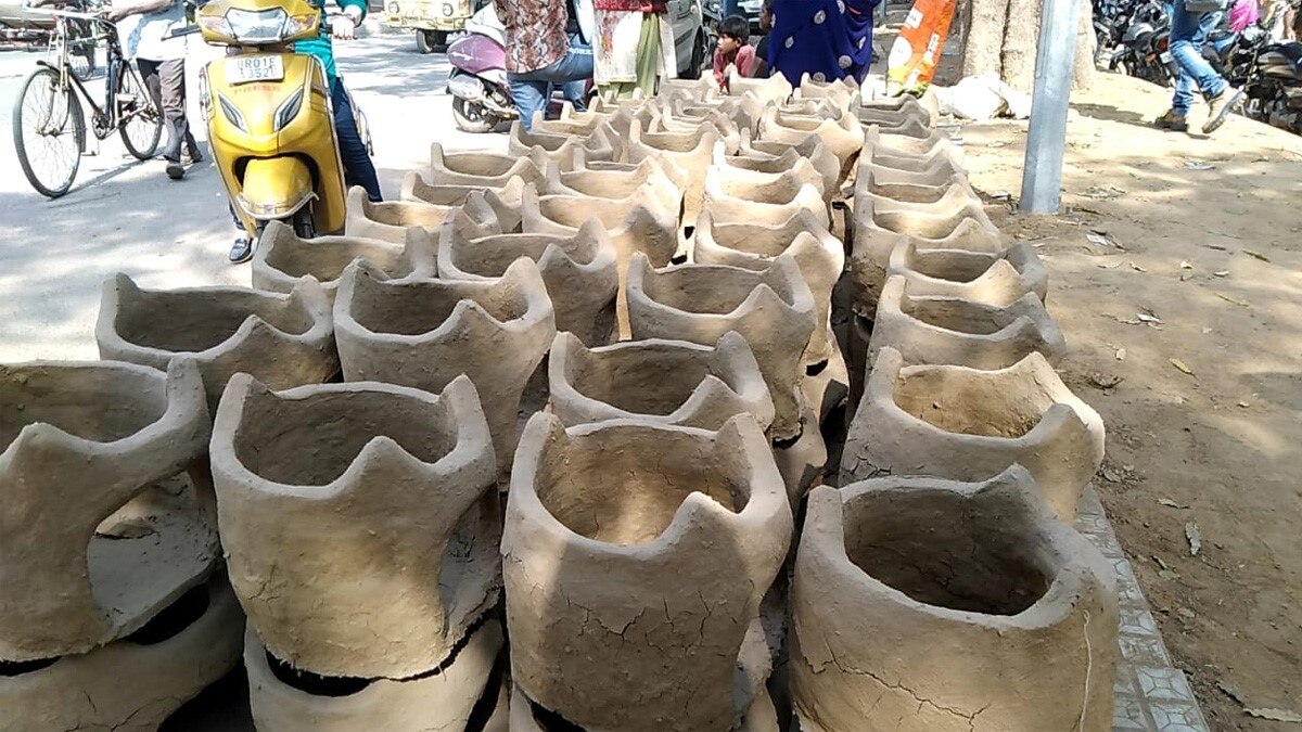 मुस्लिम महिलाओं ने बनाए महापर्व छठ के लिए मिट्टी के चूल्हे (फोटो आजतक)