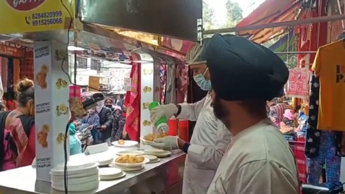 मशीन से खाएं गोलगप्पे (फोटो आजतक)