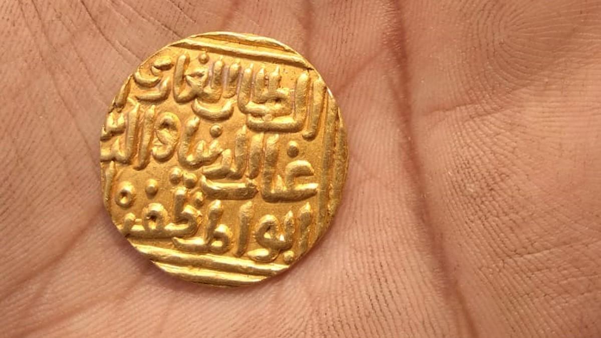 किसान को खेत में सोने-चांदी के सिक्के मिले (फोटो आजतक) 