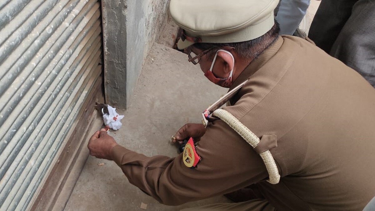 शातिर बदमाश वकील कुरेशी की 20 करोड़ से ज्यादा की संपत्ति जब्त (फोटो आजतक)