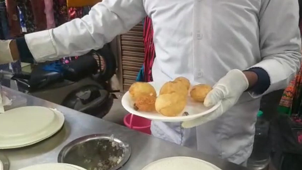 मशीन से खाएं गोलगप्पे (फोटो आजतक)