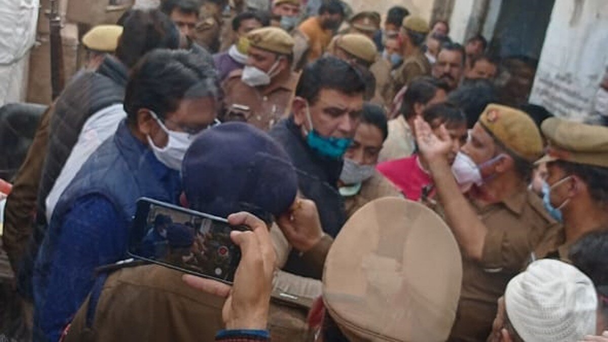 शातिर बदमाश वकील कुरेशी की 20 करोड़ से ज्यादा की संपत्ति जब्त (फोटो आजतक)