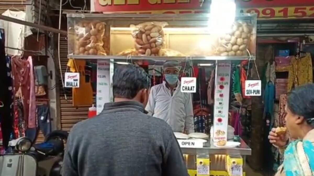 मशीन से खाएं गोलगप्पे (फोटो आजतक)