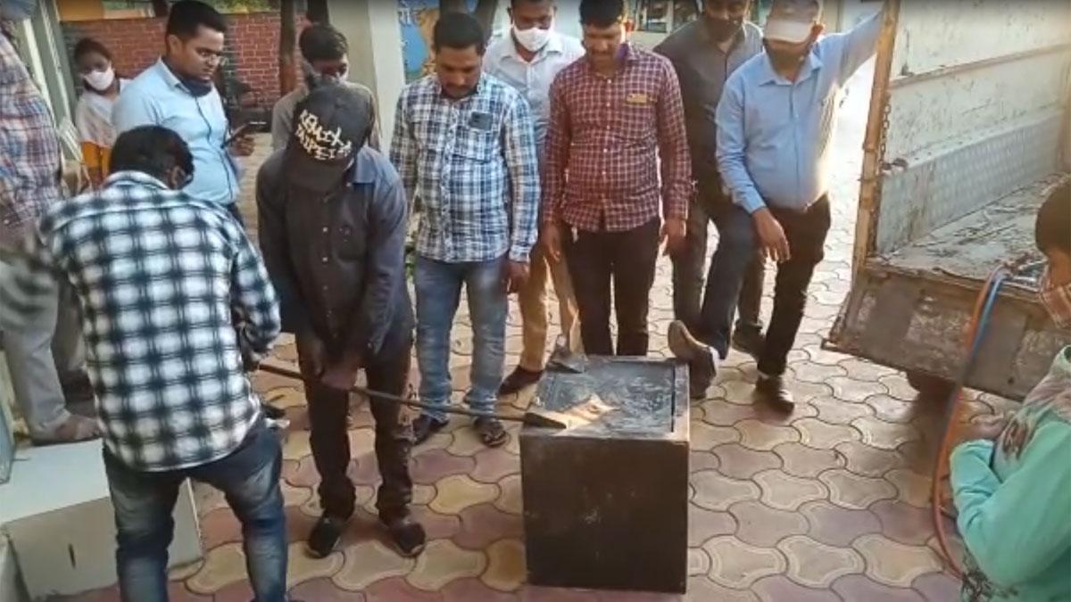 200 किलो वजनी तिजोरी को चोर छोड़कर भागे (फोटो आजतक)
