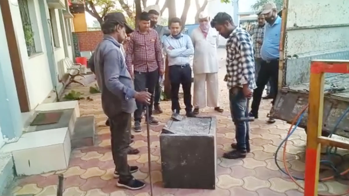 चोर 200 किलो वजनी तिजोरी छोड़कर भागे (फोटो आजतक)