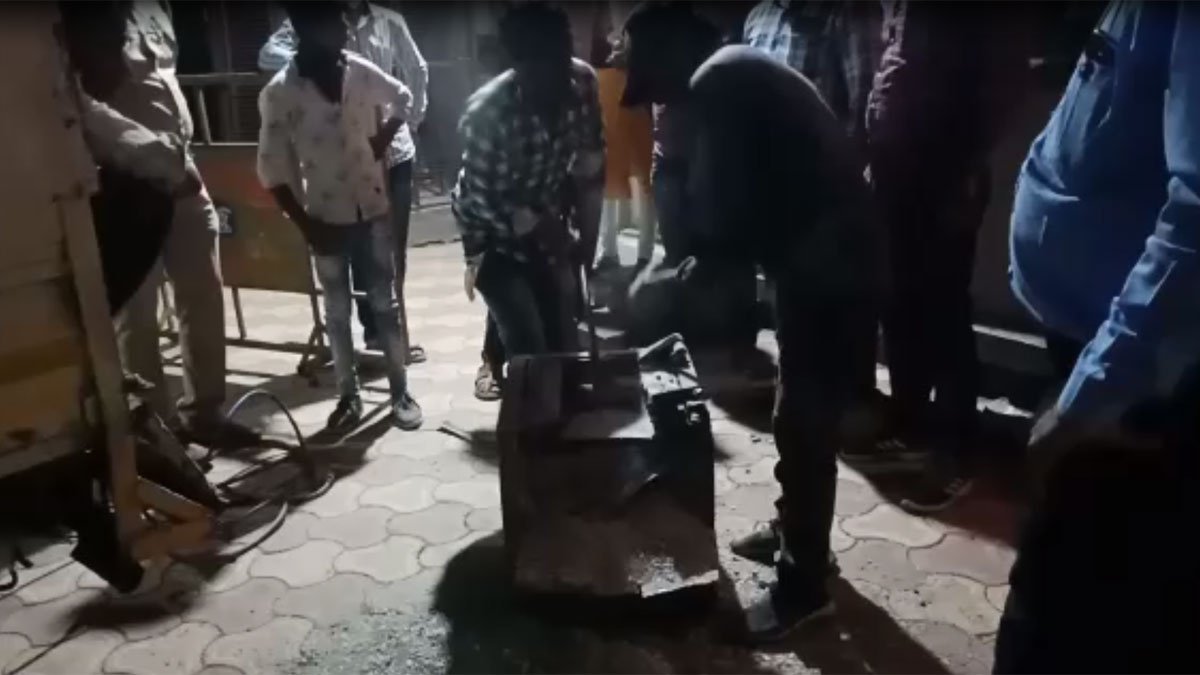 चोर 200 किलो वजनी तिजोरी छोड़कर भागे (फोटो आजतक)