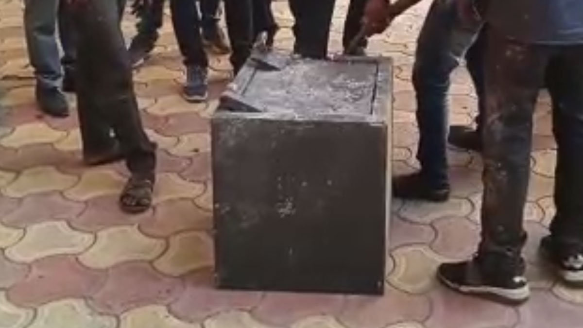 चोर 200 किलो वजनी तिजोरी छोड़कर भागे (फोटो आजतक)