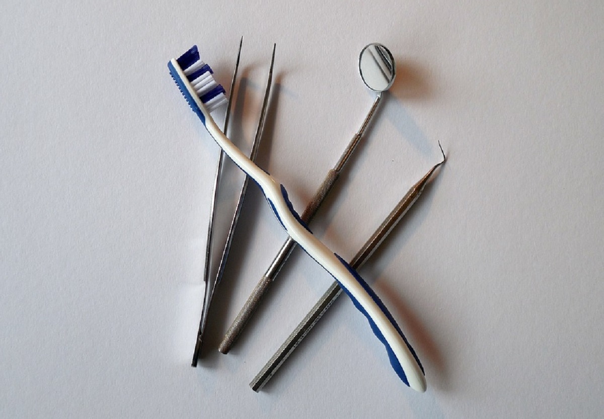 डॉक्टर्स ने कैसे निकाला टूथब्रश?