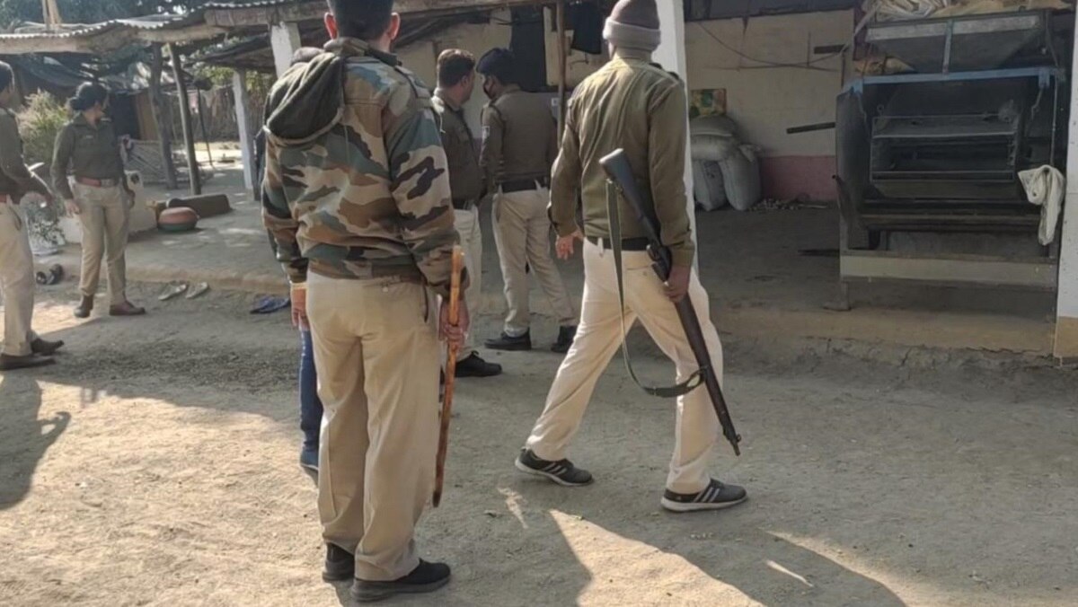 ट्रैक्टर से तीन को कुचलकर मार दिया