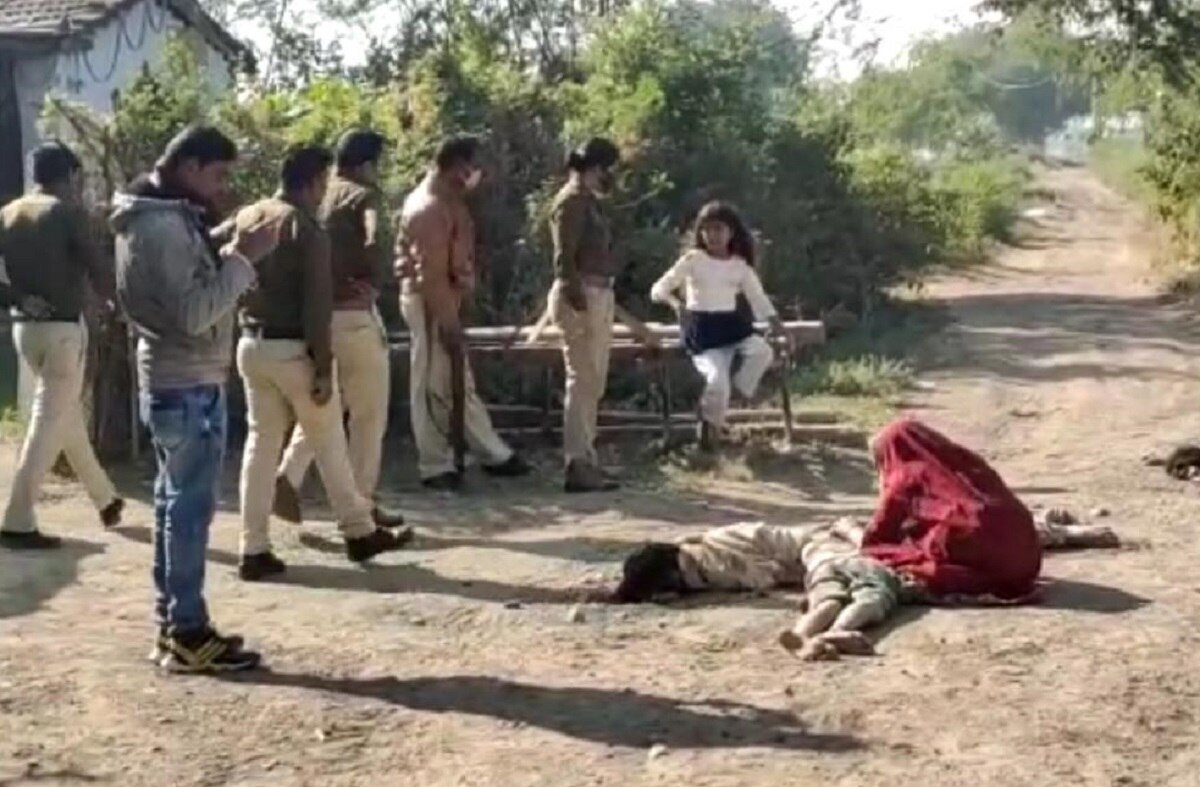 ट्रैक्टर से तीन को कुचलकर मार दिया