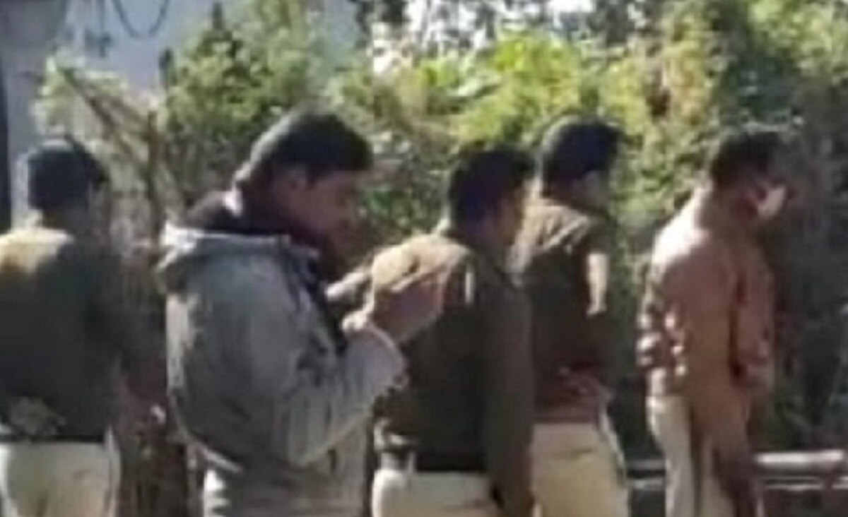 ट्रैक्टर से तीन को कुचलकर मार दिया