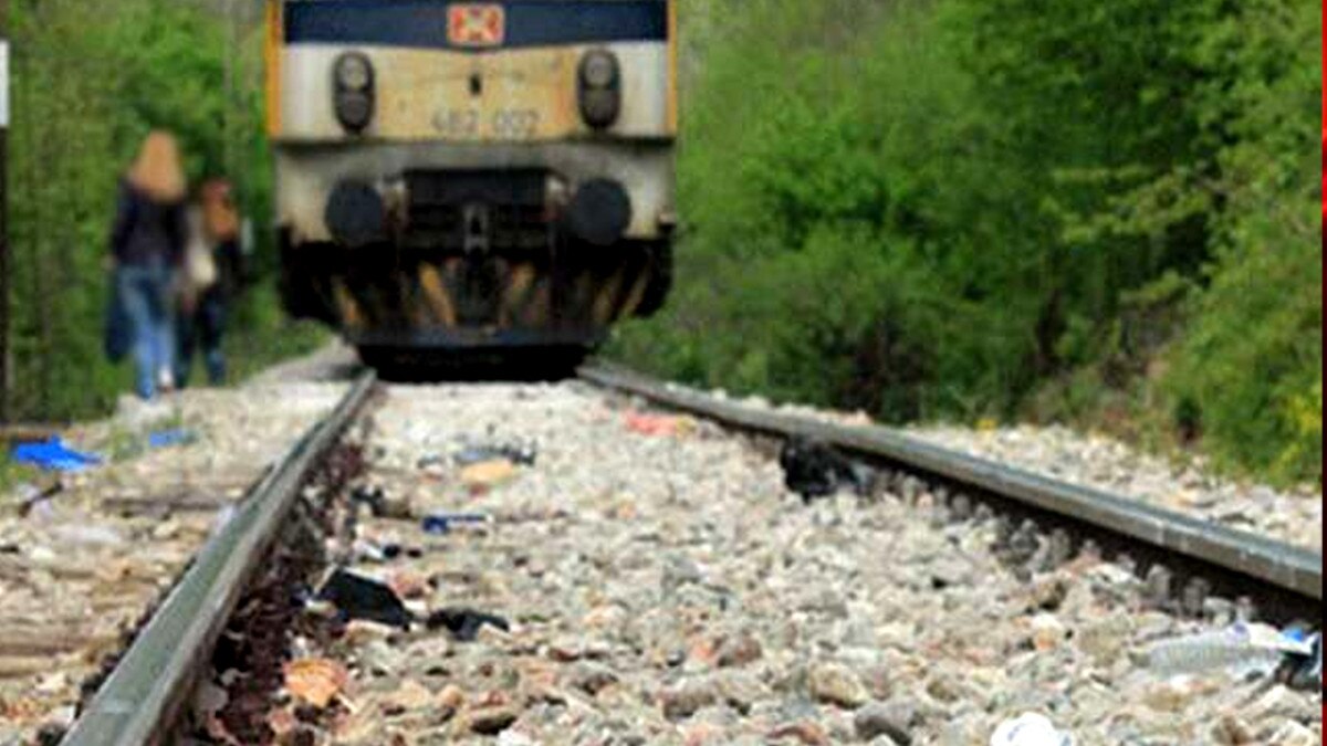 ट्रैक पार करते रेलवे लाइन में फंसी साड़ी, ट्रेन के साथ खिंचती चली गई लेडी टीचर