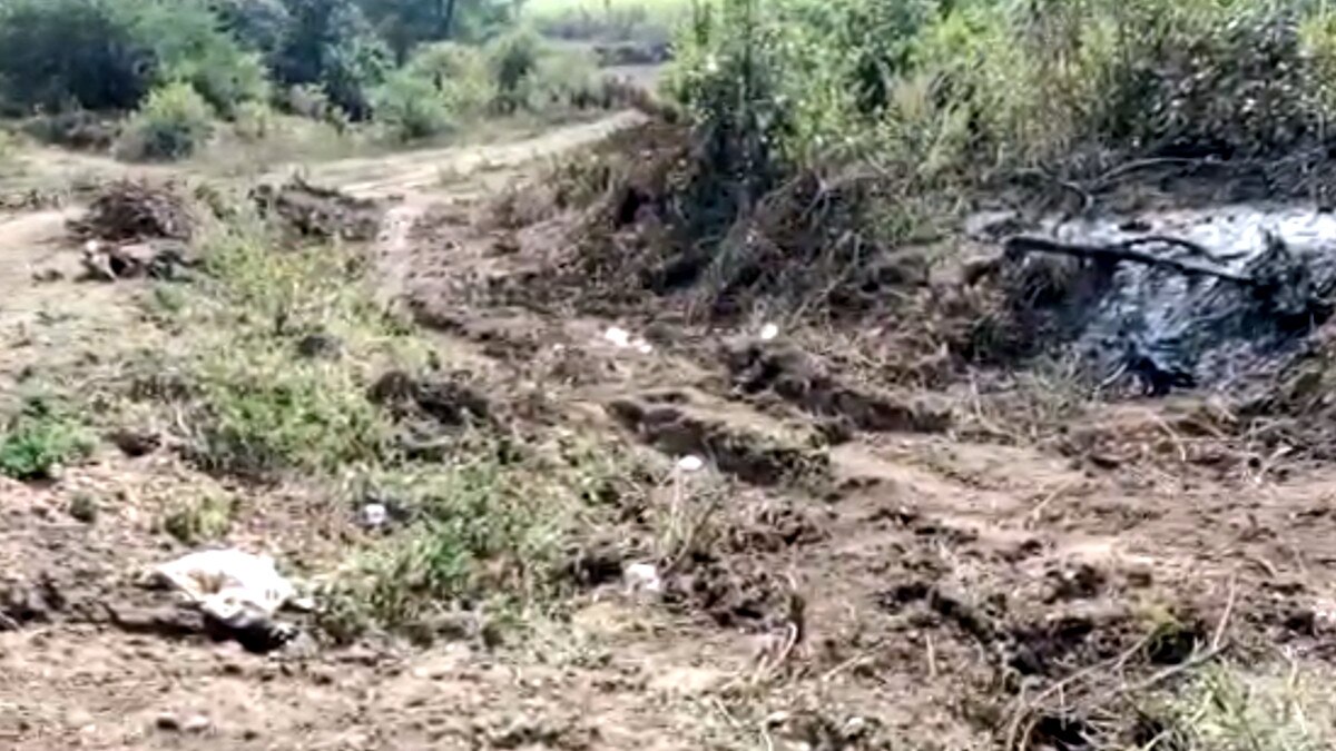 खुदाई में निकले मुगलकालीन सिक्‍के तो फैली अफवाह, पूरा गांव खजाने की खोज में दौड़ा 