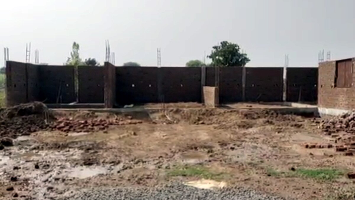 खुदाई में निकले मुगलकालीन सिक्‍के तो फैली अफवाह, पूरा गांव खजाने की खोज में दौड़ा 