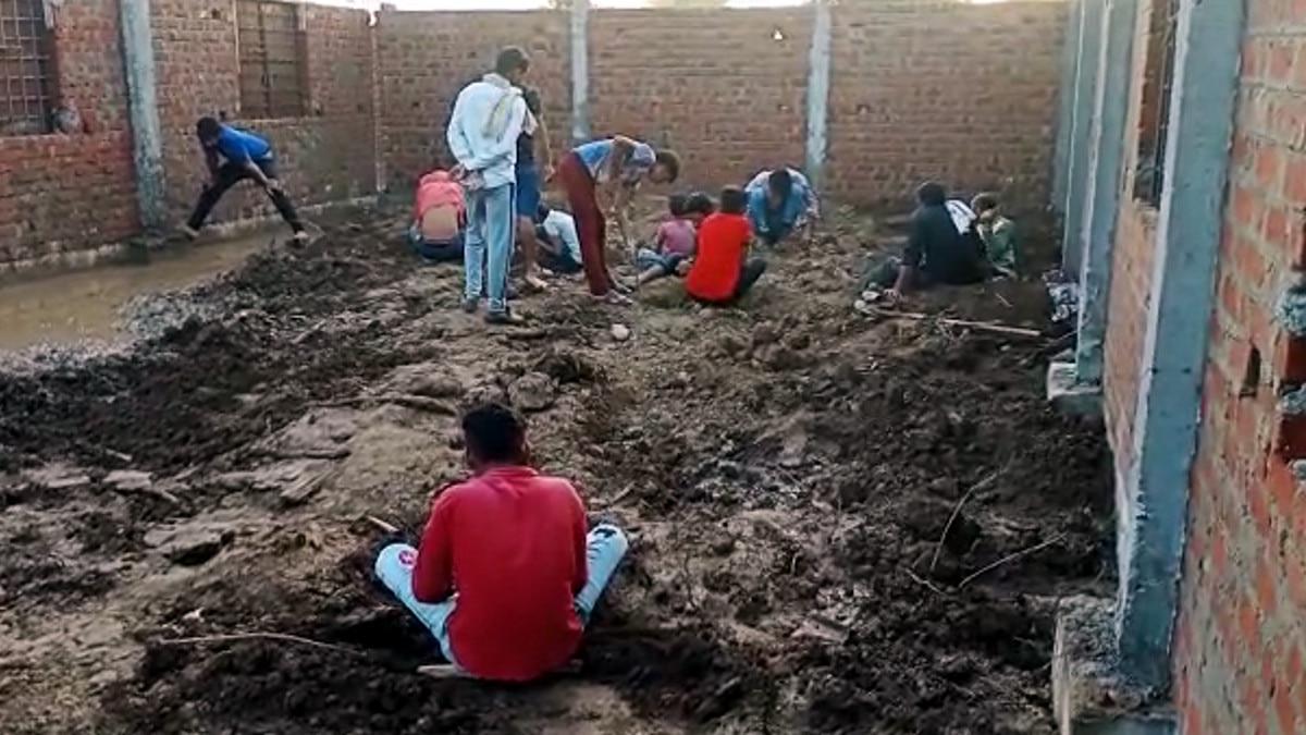 खुदाई में निकले मुगलकालीन सिक्‍के तो फैली अफवाह, पूरा गांव खजाने की खोज में दौड़ा 