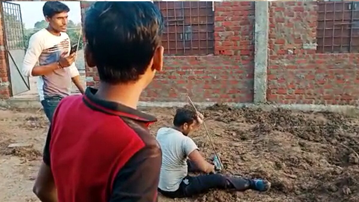 खुदाई में निकले मुगलकालीन सिक्‍के तो फैली अफवाह, पूरा गांव खजाने की खोज में दौड़ा 