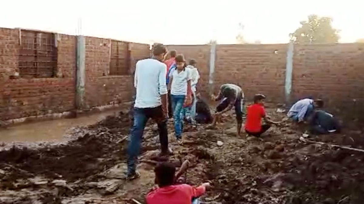 खजाने की खोज में जुटा गांव.