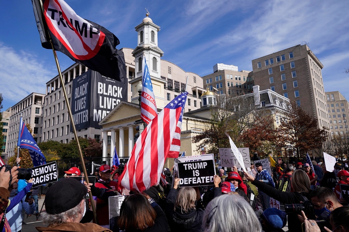 अमेरिका में सड़कों पर उतरे ट्रंप समर्थक