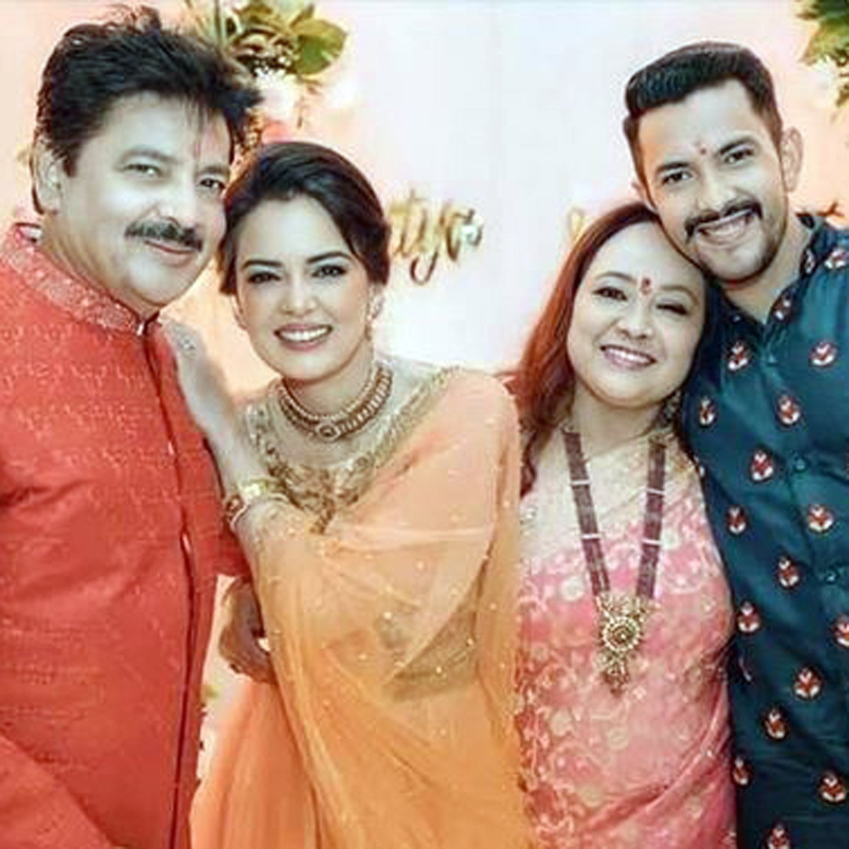 फैमिली संग आदित्य नारायण