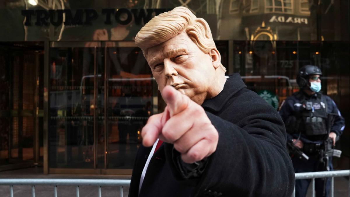 डोनाल्ड ट्रंप के भेष में प्रदर्शनकारी