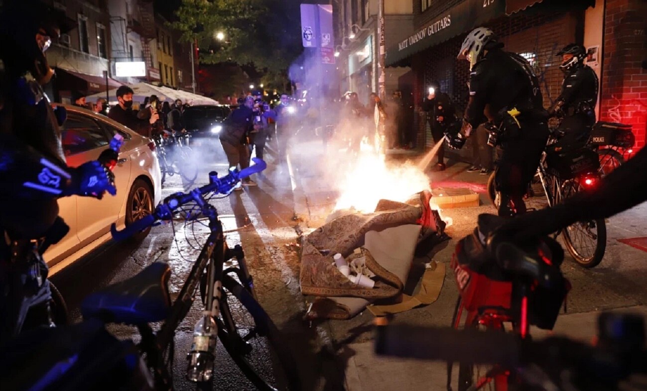 चुनाव नतीजों के बीच ट्रंप समर्थकों का हंगामा