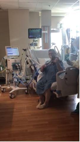 वेंटिलेटर पर वायलिन बजाकर डॉक्टरों को कहा थैंक्यू