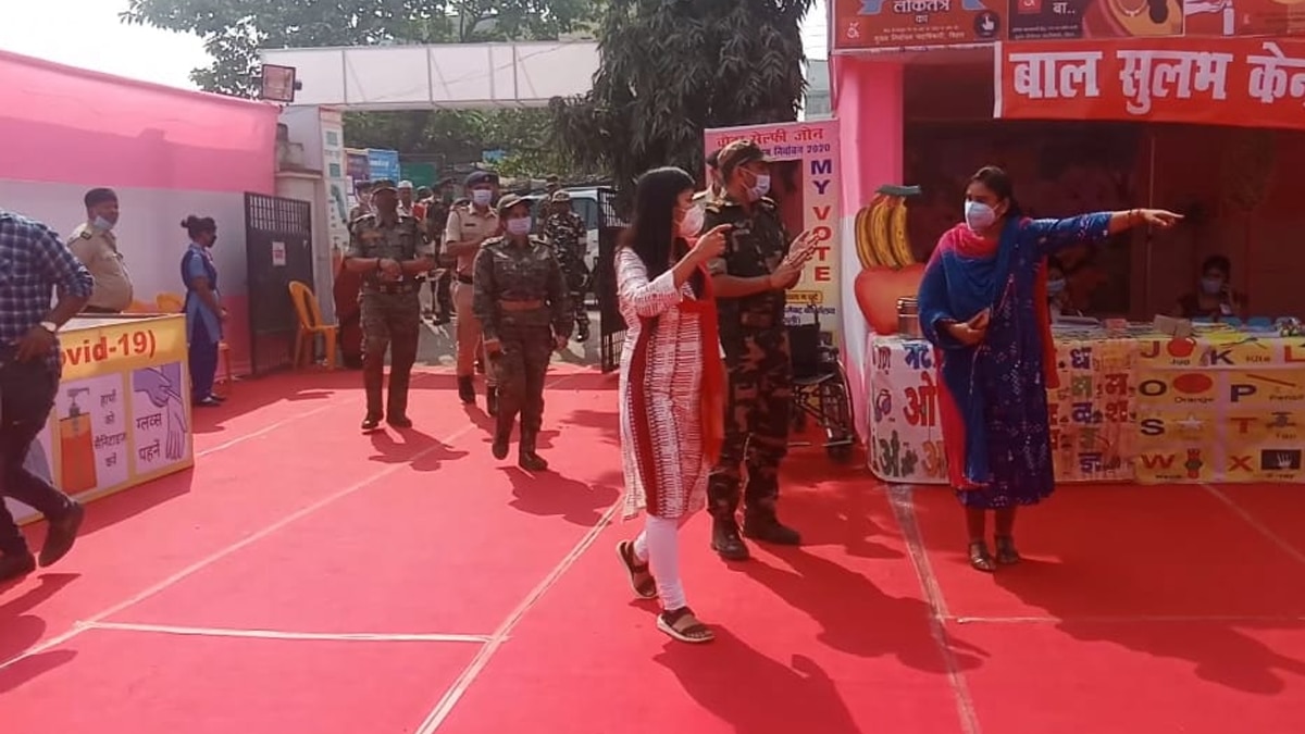 ऑल वुमेन मतदान केंद्र बनाया गया.