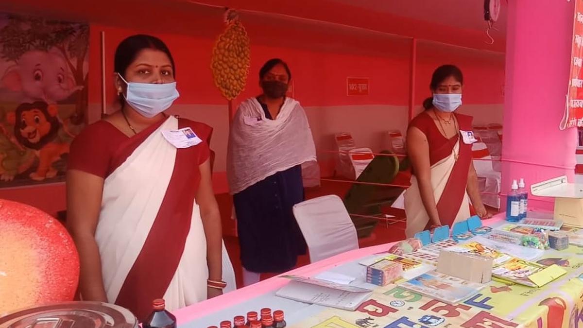 केंद्र को पंडाल और फूलों से सजाया गया.