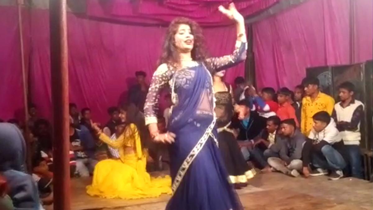 कोव‍िड-19 के न‍ियमों को ताक में रख बार बालाओं का डांस. 