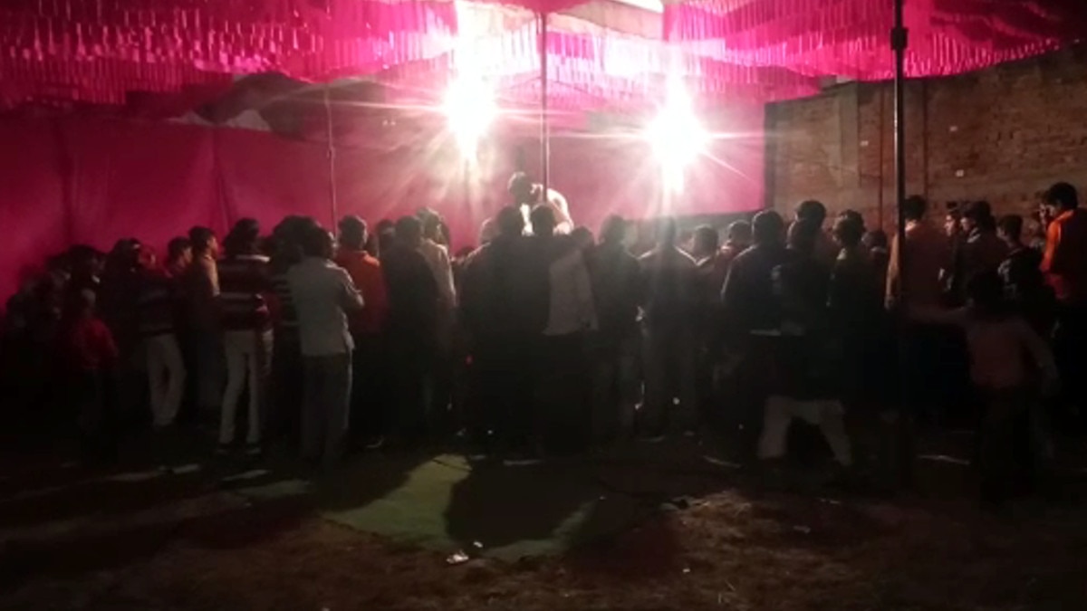 कोविड-19 के नियमों को ताक पर रखकर बार बालाओं के साथ डांस, वीडियो वायरल.