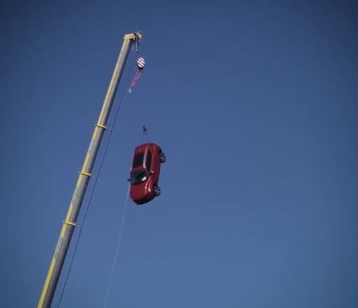 हवा में लटकाकर क्रैश टेस्ट