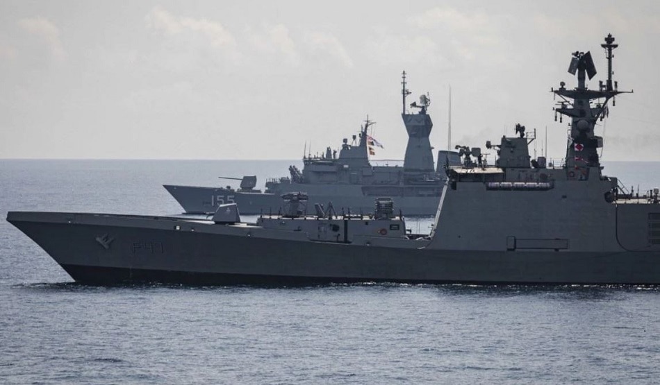 रूस ने अमेरिका के जंगी जहाज को अपने क्षेत्र में पकड़ा