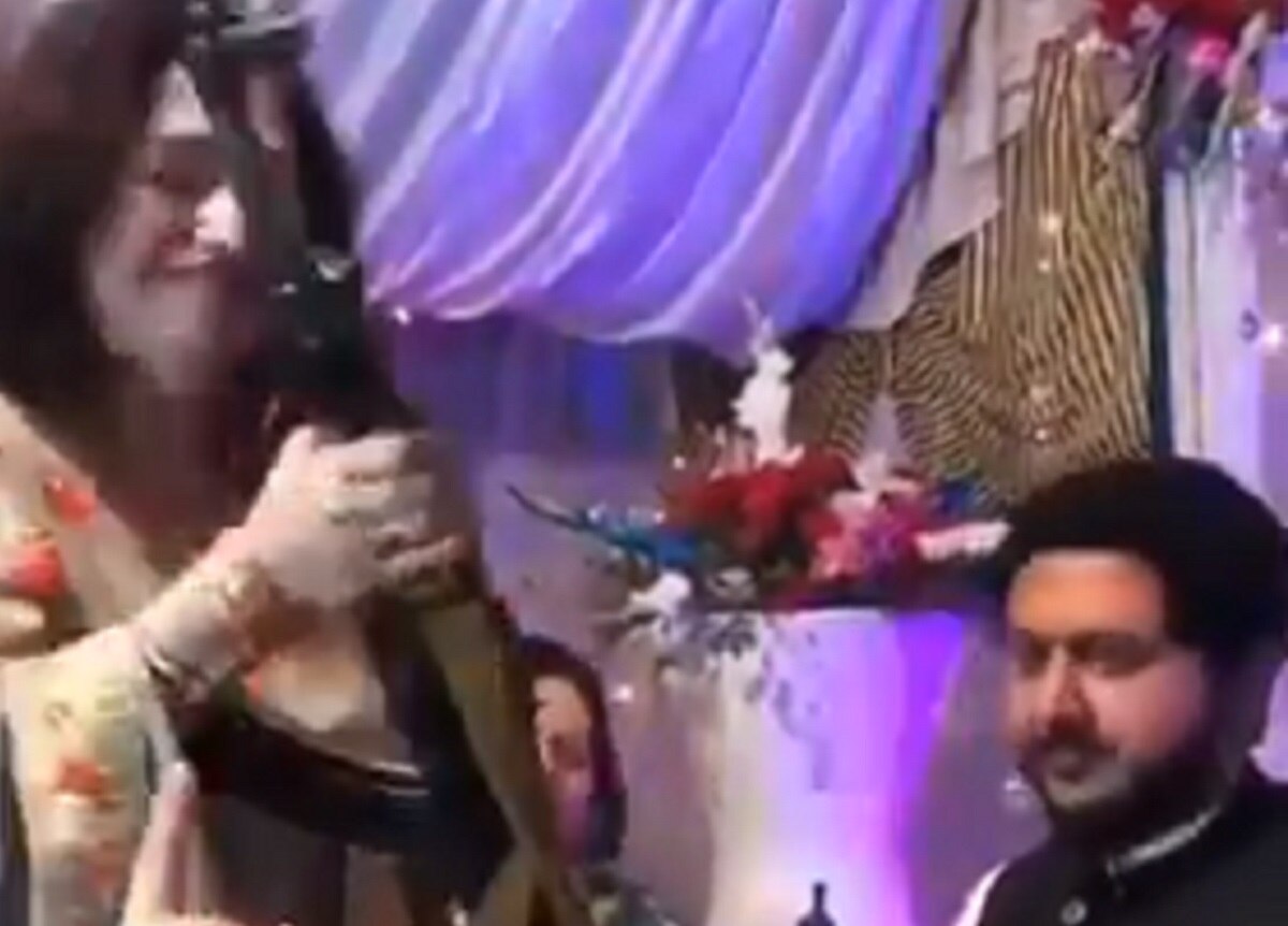 शादी का गिफ्ट देख दूल्हा चौंका