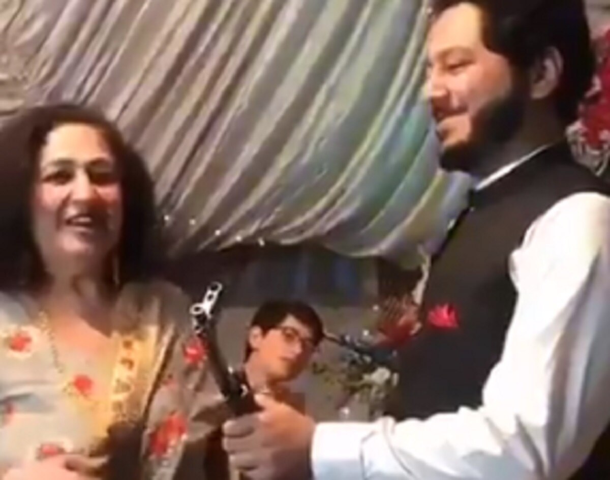 शादी का गिफ्ट देख दूल्हा चौंका